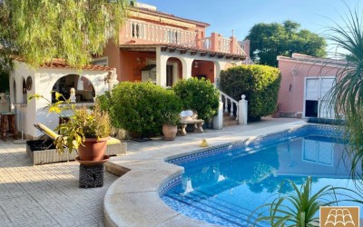 Belle villa avec piscine chauffée et terrain plat à Alfaz del Pi.