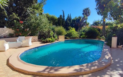 Belle villa composée de 2 appartements et avec un beau jardin avec piscine.